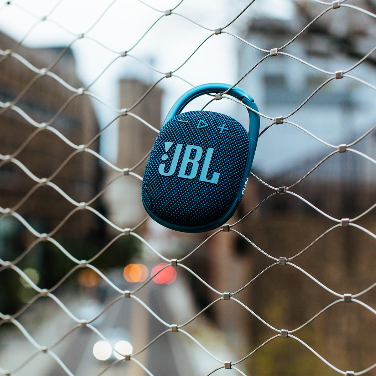 JBL Clip 4 - Portable Mini Bluetooth Speaker, big audio and punchy bass, IP67 waterproof and dustproof, 10 hours of playtime for home, outdoor and travel - Blue)